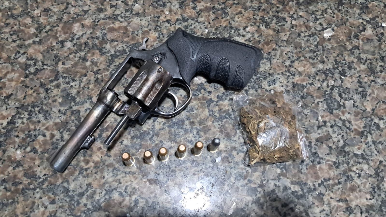 Cacoal: Polícia Militar apreende arma de fogo, munições e droga