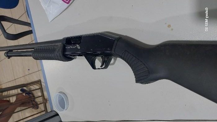 PM prende quatro suspeitos por comércio ilegal de armas em Porto Velho