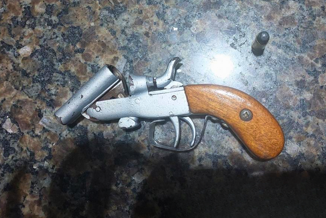 Homem é preso com arma de fogo e diz que pretendia matar desafeto em Cacoal