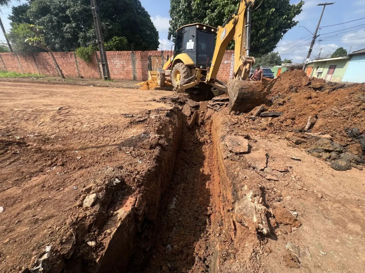 Avanço simultâneo de três frentes de drenagem no bairro Cidade do Lobo