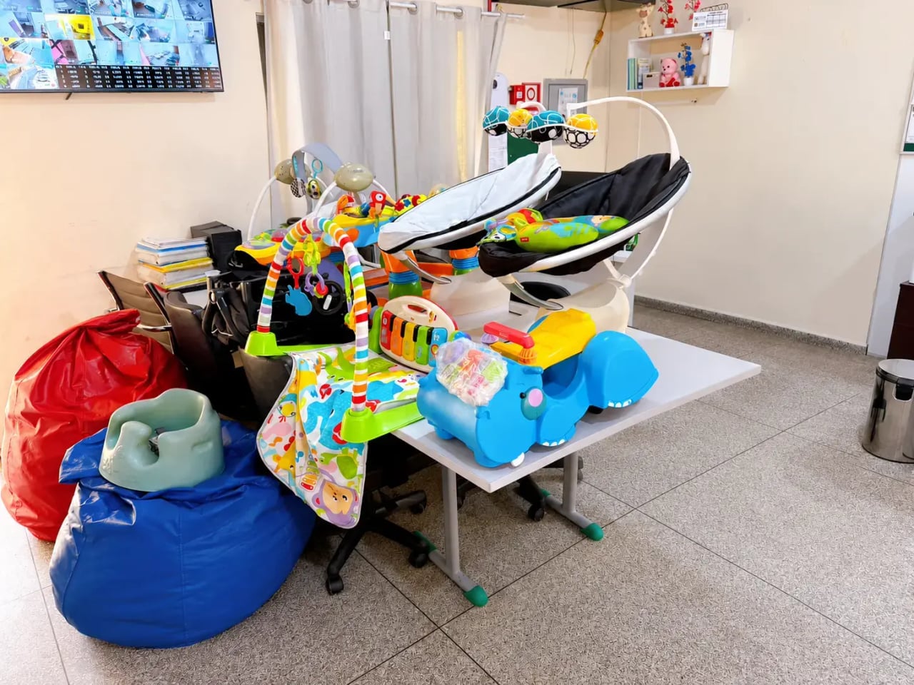 Elizângela Gonçalves, madrinha do Apadrinhando uma História, realiza doação de artigos para bebês na Casa Criar