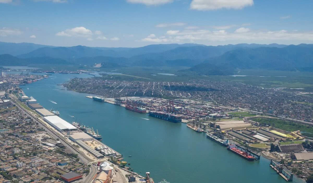 Porto de Santos libera canal após guindaste romper cabos de energia
