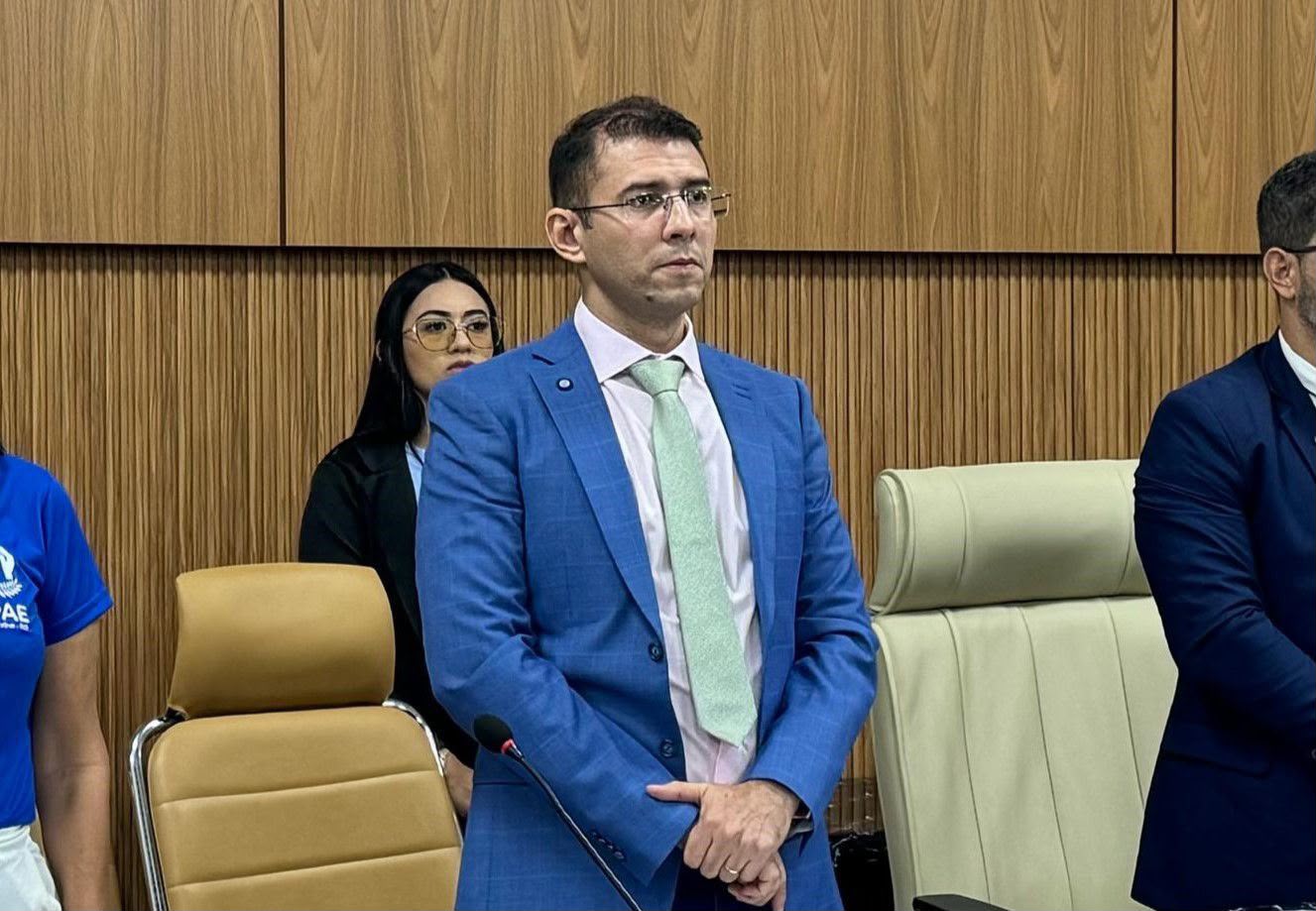 Prefeitura efetua limpeza de córrego após supervisão de Pedro Geovar