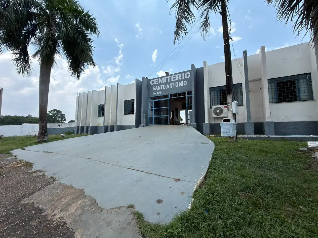 Trabalho de limpeza no Cemitério Santo Antônio é intensificado nesta segunda-feira