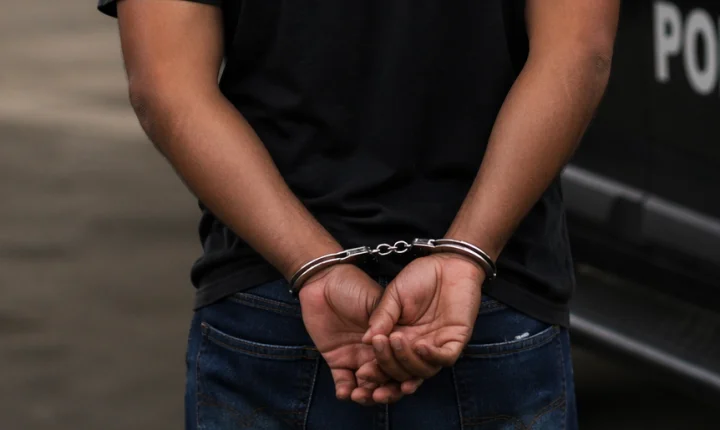 Acusado de estupro de vulnerável e ameaça é conduzido para presídio em Porto Velho