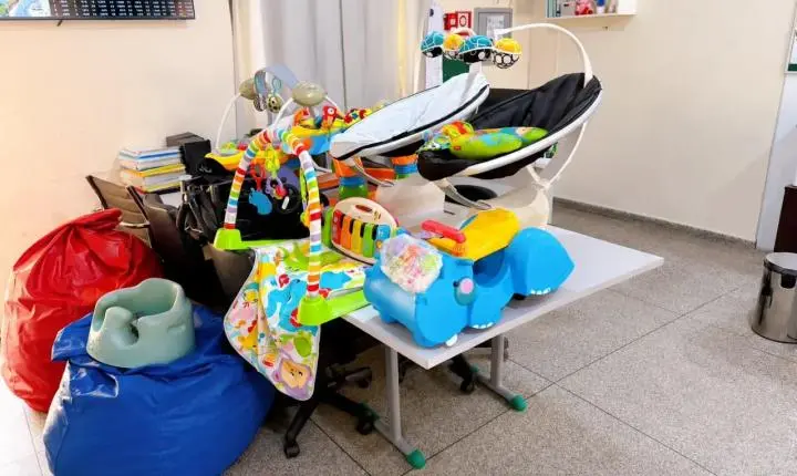 Elizângela Gonçalves, madrinha do Apadrinhando uma História, realiza doação de artigos para bebês na Casa Criar