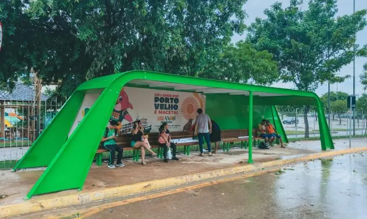Estrutura de Abrigo de Ônibus em Porto Velho Proporciona Conforto e Tecnologia aos Passageiros