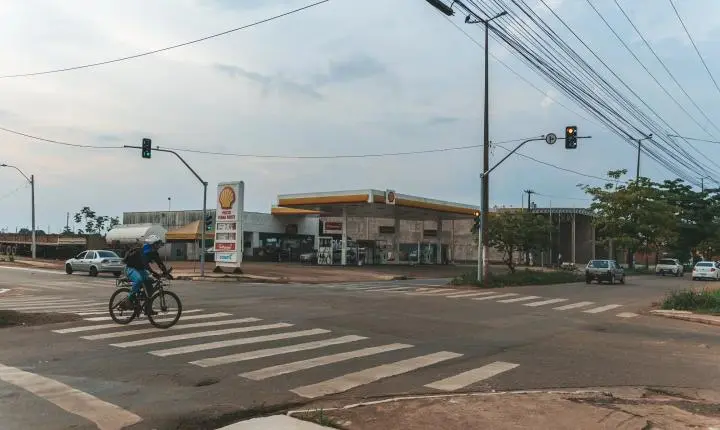 Instalação de semáforo na avenida Mamoré com rua Capão da Canoa busca diminuir acidentes