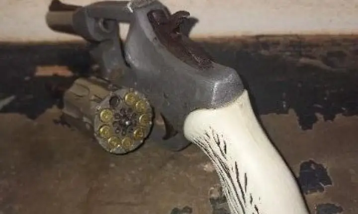 PMRO apreende arma de fogo e conduz envolvidos após abordagem em Guajará-Mirim