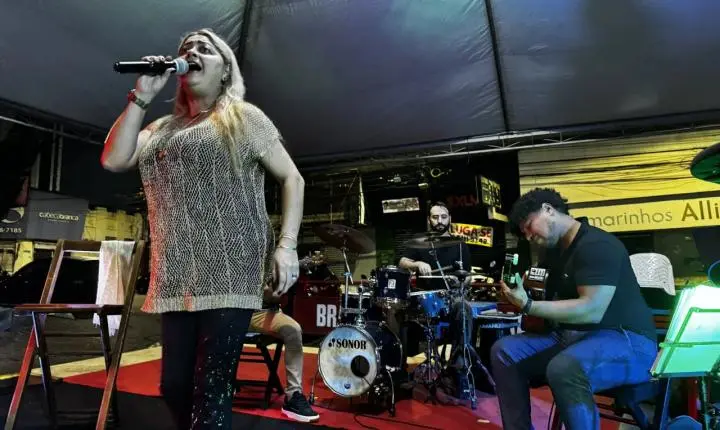 Sarau Brasilidades destaca a MPB e coloca o público em evidência no Mercado Cultural
