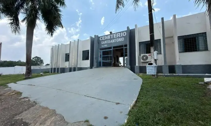 Trabalho de limpeza no Cemitério Santo Antônio é intensificado nesta segunda-feira